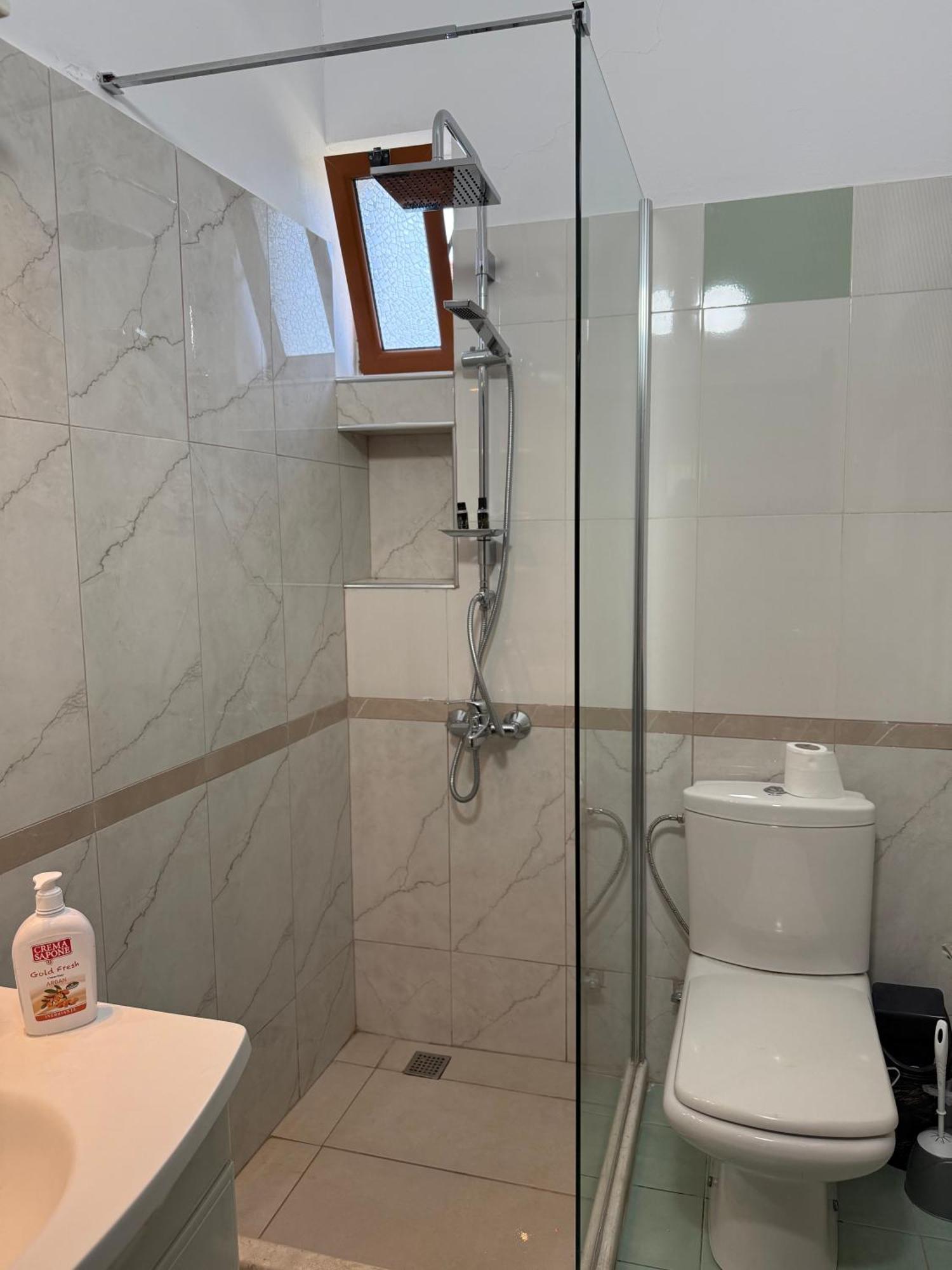 Anel'S Guesthouse Берат Экстерьер фото